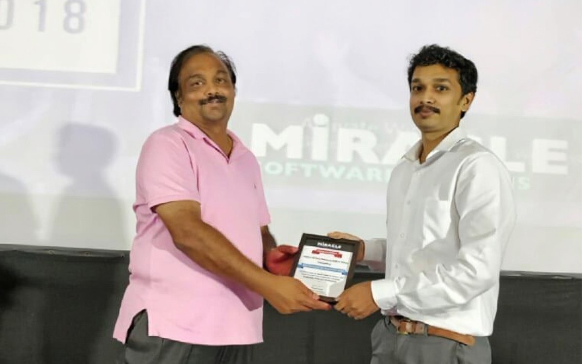 Aditya Kilara receiving the Best Performer Award from Prasad Lokam, CEO of Miracle Software Systems